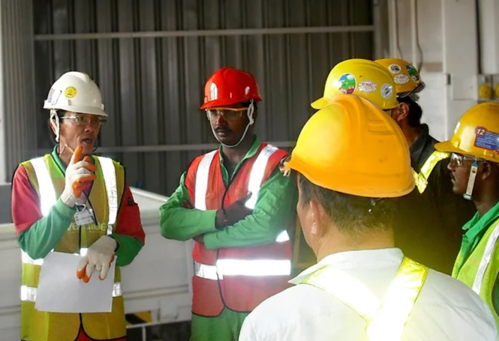 A professional trainer with crane operators