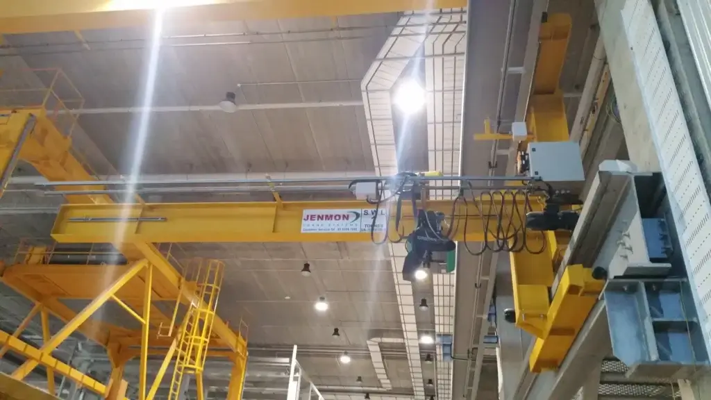 A wall jib crane is used for lifting equipment inside a warehouse